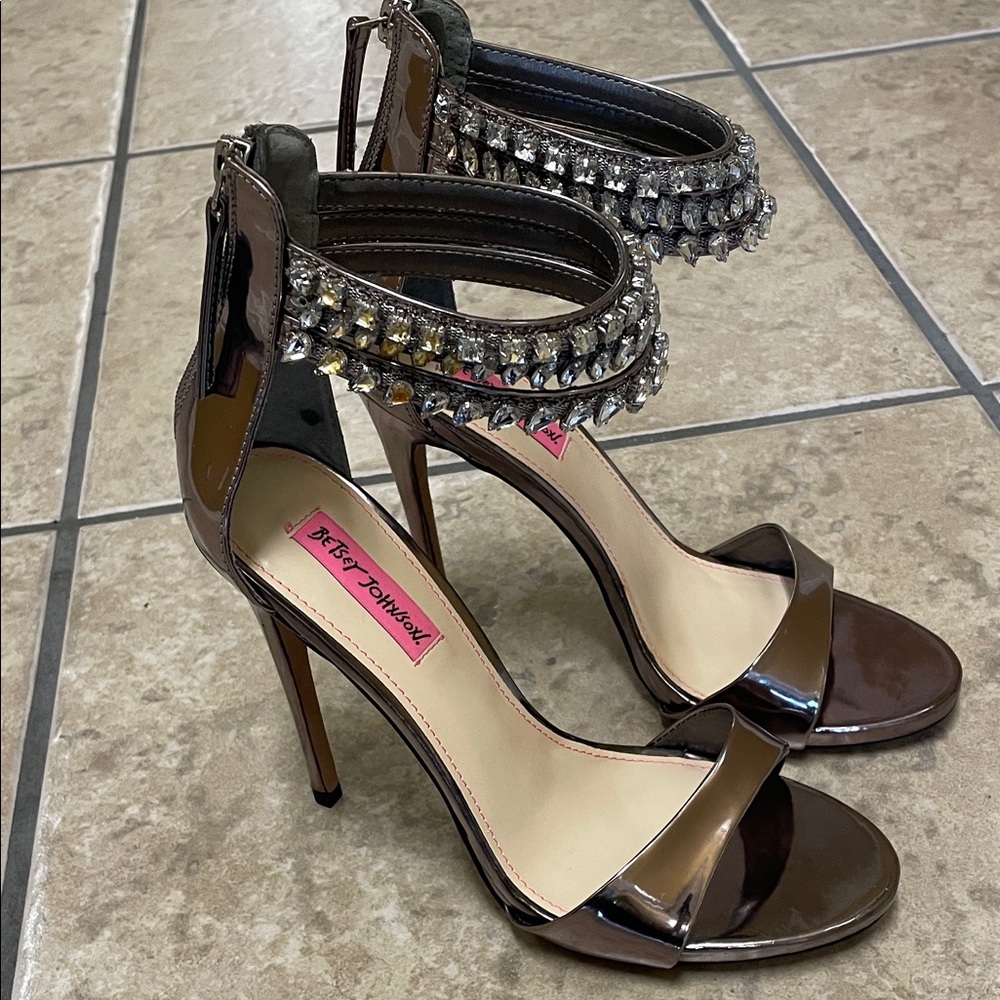 FLASH SALE! ⚡ Betsey Johnson MARIBELL Pewter Rhinestone Block Heel Sandals 9.5